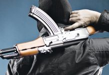 Άνοιξαν πυρ με καλάσνικοφ κατά αστυνομικών στη Γλυφάδα