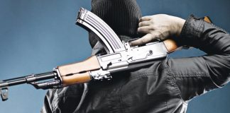 Άνοιξαν πυρ με καλάσνικοφ κατά αστυνομικών στη Γλυφάδα