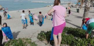 Εθελοντές καθάρισαν την πλάζ της ΕΔΕΜ στο Π. Φάληρο (φωτό)