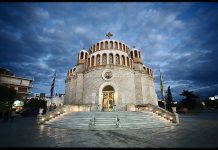 Γιορτάζει η Γλυφάδα τους πολυούχους της . Το πρόγραμμα της Ιερού Ναού Αγ. Κωνσταντίνου και Ελένης