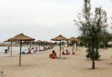 Με ομπρέλες , καθαρές και περιποιημένες οι παραλίες της Γλυφάδας