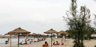 Με ομπρέλες , καθαρές και περιποιημένες οι παραλίες της Γλυφάδας