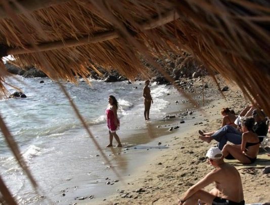 Πρωτοβουλία Ελληνοαμερικανών μαθητών για τον καθαρισμό των ακτών της Σαρωνίδας