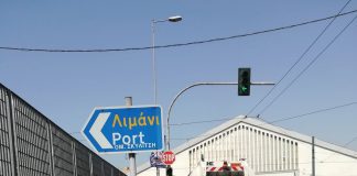 Επιχείρηση “σκούπα” στον Πειραιά για το παρεμπόριο. Κατασχέθηκαν πεντέμισι τόνοι λαθραίων.