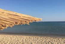 Έφυγε οριστικά από τις παραλίες της Αττικής ο εφιάλτης της πετρελαιοκηλίδας . Η παραλιακή πανέτοιμη υποδέχεται τους ξένους και Έλληνες επισκεπτες