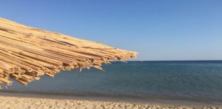 Έφυγε οριστικά από τις παραλίες της Αττικής ο εφιάλτης της πετρελαιοκηλίδας . Η παραλιακή πανέτοιμη υποδέχεται τους ξένους και Έλληνες επισκεπτες