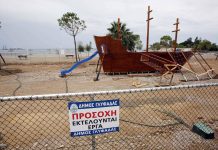 Το “πειρατικό”, ο δικηγόρος και το “μπλόκο” στην παραλία της Γλυφάδας. Αντιδρά ο Γ. Παπανικολάου