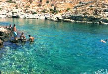 Ανάσες δροσιάς και χαλάρωσης στις ελεύθερες παραλίες της Αττικής Ακτής