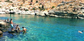 Ανάσες δροσιάς και χαλάρωσης στις ελεύθερες παραλίες της Αττικής Ακτής