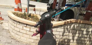 “Βούτηξαν” μοτοσυκλέτα, αλλά τους “τσάκωσε” Υπαστυνόμος μετά από καταδίωξη στο Μπραχάμι (Αγ. Δημήτριος) video / foto