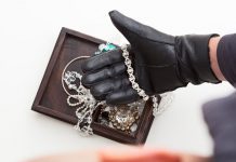 Μπούκαραν στο σπίτι 80χρονης στη Γλυφάδα και σήκωσαν κοσμήματα μεγάλης αξίας