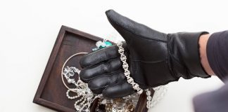 Μπούκαραν στο σπίτι 80χρονης στη Γλυφάδα και σήκωσαν κοσμήματα μεγάλης αξίας