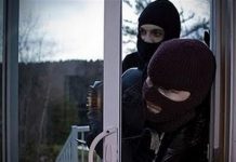 “Χειροπέδες” σε δύο επικίνδυνους ληστές στον Άλιμο. Κρατούσαν ομήρους ζευγάρι με το παιδί τους. Χτυπούσαν απανωτά στα Νότια Προάστια.