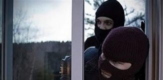 “Χειροπέδες” σε δύο επικίνδυνους ληστές στον Άλιμο. Κρατούσαν ομήρους ζευγάρι με το παιδί τους. Χτυπούσαν απανωτά στα Νότια Προάστια.