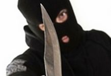 Μαχαιροβγάλτες κουκουλοφόροι “μπούκαραν” σε σπίτι στη Βουλιαγμένη. Τα πήραν όλα απειλώντας με σφαγή τους έντρομους ενοίκους