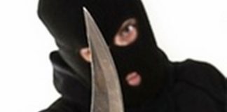 Μαχαιροβγάλτες κουκουλοφόροι “μπούκαραν” σε σπίτι στη Βουλιαγμένη. Τα πήραν όλα απειλώντας με σφαγή τους έντρομους ενοίκους