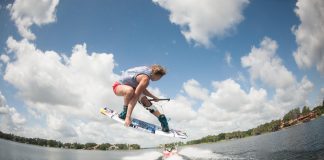 Θέαμα και αδρεναλίνη στη Βουλιαγμένη με το Πανελλήνιο Πρωτάθλημα wakeboard