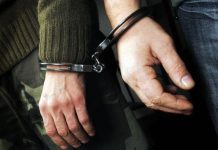 “Χειροπέδες” σε δύο απατεώνες που απομυζούσαν μεγάλα ποσά στα νότια προάστια.