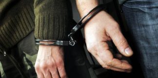 “Χειροπέδες” σε δύο απατεώνες που απομυζούσαν μεγάλα ποσά στα νότια προάστια.