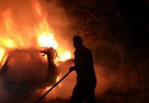 “Μπουρλότο” σε κλεμμένο αυτοκίνητο στη Βούλα, μετά από κτύπημα σε ΑΤΜ στη Γλυφάδα