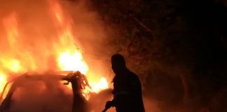 “Μπουρλότο” σε κλεμμένο αυτοκίνητο στη Βούλα, μετά από κτύπημα σε ΑΤΜ στη Γλυφάδα