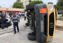 Ανατροπή φορτηγού μετά από σύγκρουση με ΙΧ στα σύνορα Βούλας – Γλυφάδας (ΦΩΤΟ)