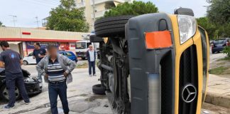 Ανατροπή φορτηγού μετά από σύγκρουση με ΙΧ στα σύνορα Βούλας – Γλυφάδας (ΦΩΤΟ)