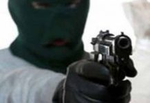 Κόλλησε το περίστροφο στον κρόταφο 23χρονου για να τον ληστέψει. Αγριότητες στην Άνω Γλυφάδα