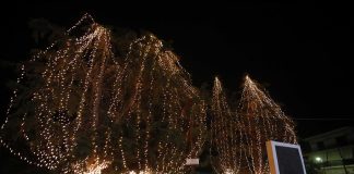 “Βάζει” τα γιορτινά της η Γλυφάδα