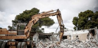 900 αυθαίρετα εντός του π.αεροδρομίου Ελληνικού κατεδαφίζονται με μπουλντόζες . Τρέχει η επένδυση