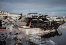 “Λαμπάδιασαν” δύο σκάφη στη μαρίνα Γλυφάδας (video & foto)