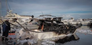 “Λαμπάδιασαν” δύο σκάφη στη μαρίνα Γλυφάδας (video & foto)