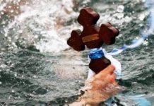 Θεοφάνεια σε Βάρη Βούλα Βουλιαγμένη Βάρκιζα . Βουτιές με τσουχτερό κρύο