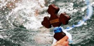 Θεοφάνεια σε Βάρη Βούλα Βουλιαγμένη Βάρκιζα . Βουτιές με τσουχτερό κρύο