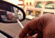 Τέλος το τσιγάρο και πίσω από το τιμόνι: Τι ισχύει για οδηγούς, συνοδηγούς -Τσουχτερά πρόστιμα και αφαίρεση διπλώματος