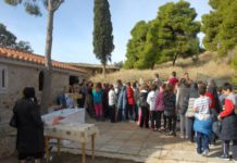 Με κατάνυξη πλήθος πιστών στην εκκλησία των Εισοδίων της Θεοτόκου στον Άλιμο