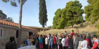 Με κατάνυξη πλήθος πιστών στην εκκλησία των Εισοδίων της Θεοτόκου στον Άλιμο