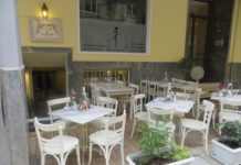 Γεύσεις και αισθήσεις από Κυκλάδες με το “Ελιά και Τσίπουρο”.