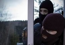 Ένοπλοι κουκουλοφόροι εισέβαλαν σε σπίτι γυναίκας επιχειρηματία στο Λαγονήσι.