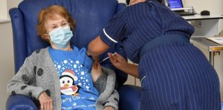 90χρονη Βρετανή ο πρώτος άνθρωπος στον κόσμο που έκανε το εμβόλιο για τον κορωνοϊό
