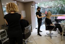 Πιθανότατο το άνοιγμα των κομμωτηρίων. “Πάγος” στο λιανεμπόριο