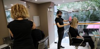 Πιθανότατο το άνοιγμα των κομμωτηρίων. “Πάγος” στο λιανεμπόριο