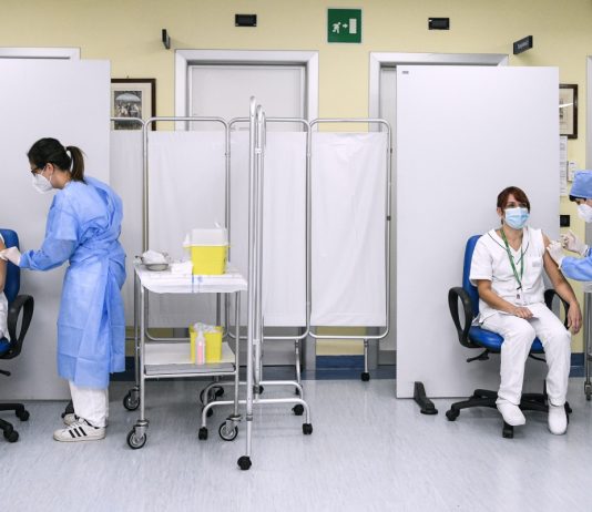 Τα εμβόλια και το παιχνίδι ευθυνών στην Ευρώπη