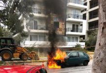 Αστυνομικός έσωσε από φλεγόμενο αυτοκίνητο ηλικιωμένη και παιδί στη Γλυφάδα