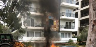 Αστυνομικός έσωσε από φλεγόμενο αυτοκίνητο ηλικιωμένη και παιδί στη Γλυφάδα