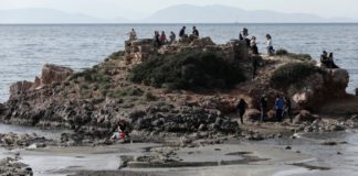 Καβούρι: Υποχώρησε η θάλασσα λόγω άμπωτης -Εντυπωσιακές εικόνες