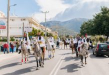 Εικοσιένας έφιπποι με λάβαρα, παραδοσιακές φορεσιές και τραγούδια στους δρόμους της Γλυφάδας – με μεγαλοπρέπεια ο εορτασμός των 200 χρόνων από την Εθνική Παλιγγενεσία