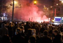 Επεισόδια στη Νέα Σμύρνη.Μολότοφ , χημικά και τραυματίας αστυνομικός .Μεγάλος αριθμός διαμαρτυρομένων για την αστυνομική βία  – Μολότοφ και κροτίδες από τους διαδηλωτές – Με χημικά απαντά η ΕΛ.ΑΣ. – Τραυματίας αστυνομικός