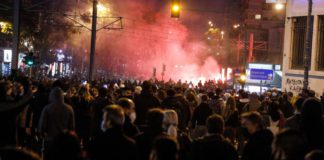 Επεισόδια στη Νέα Σμύρνη.Μολότοφ , χημικά και τραυματίας αστυνομικός .Μεγάλος αριθμός διαμαρτυρομένων για την αστυνομική βία – Μολότοφ και κροτίδες από τους διαδηλωτές – Με χημικά απαντά η ΕΛ.ΑΣ. – Τραυματίας αστυνομικός