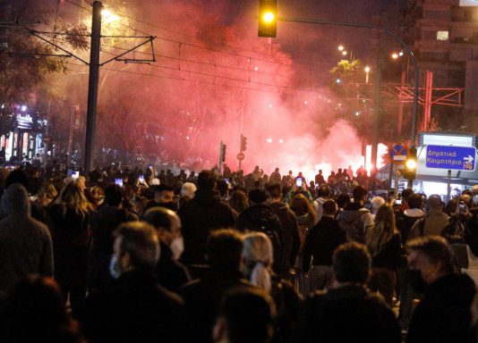 Επεισόδια στη Νέα Σμύρνη.Μολότοφ , χημικά και τραυματίας αστυνομικός .Μεγάλος αριθμός διαμαρτυρομένων για την αστυνομική βία – Μολότοφ και κροτίδες από τους διαδηλωτές – Με χημικά απαντά η ΕΛ.ΑΣ. – Τραυματίας αστυνομικός